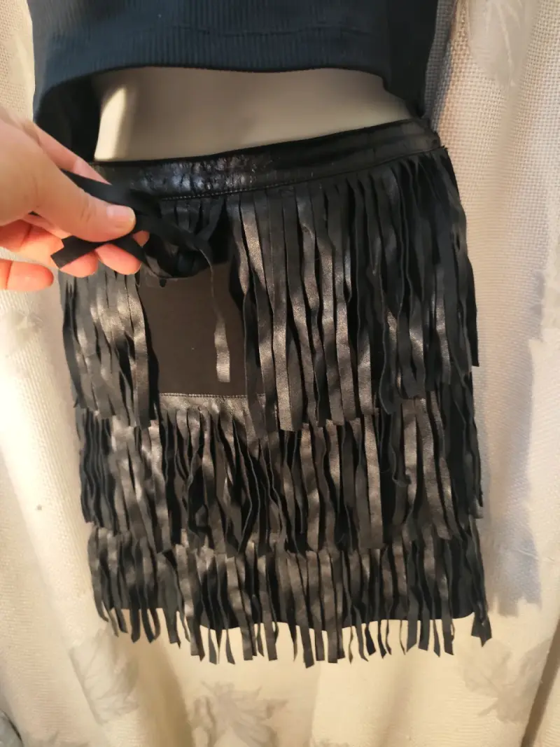 Falda negra con flecos estilo boho - 1