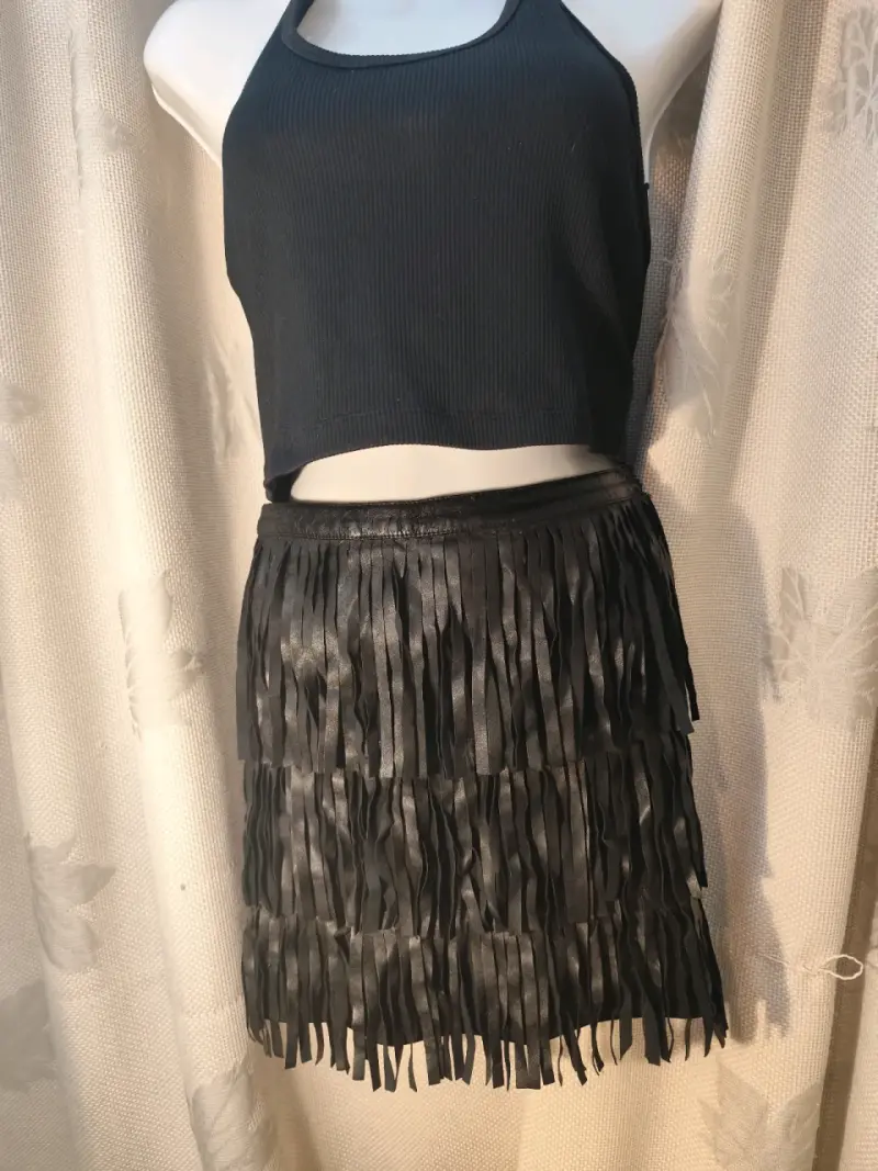 Falda negra con flecos estilo boho - 2