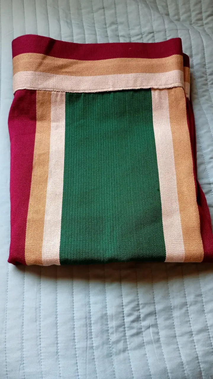 Ropa de colegio y manta - 1
