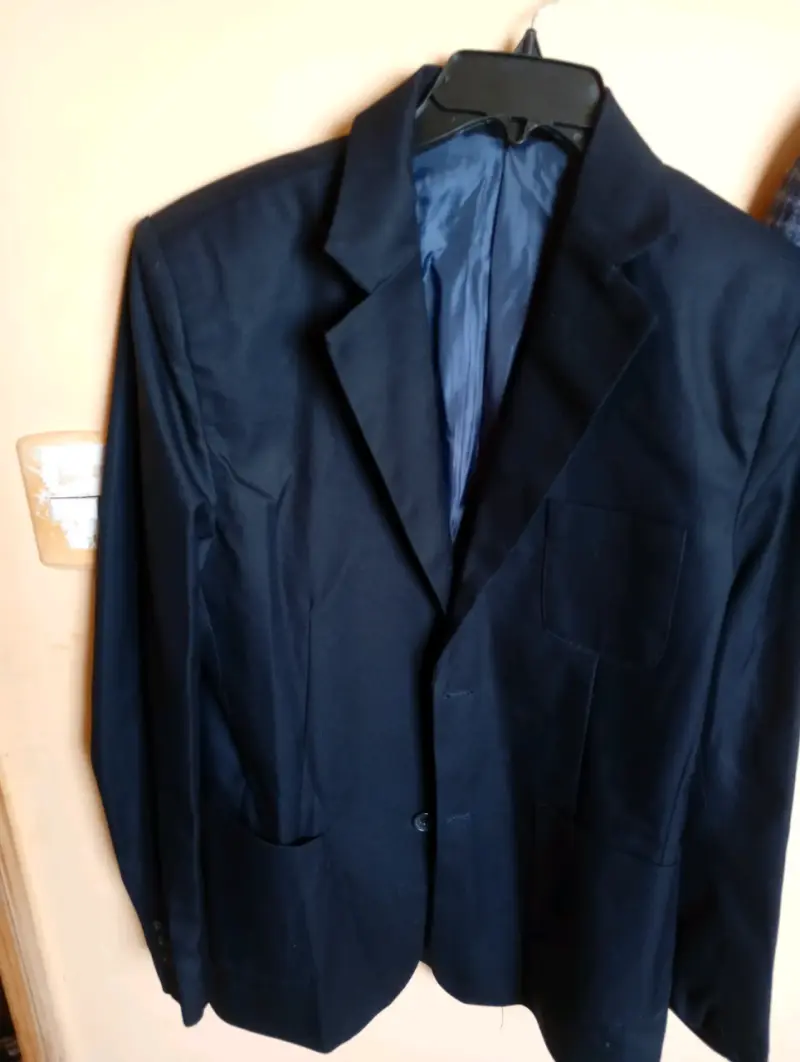 Ropa de colegio y manta - 3