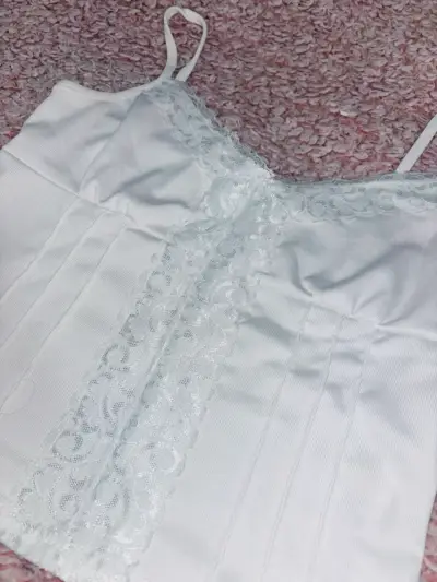 Top blanco con encaje para mujer - miniatura 2