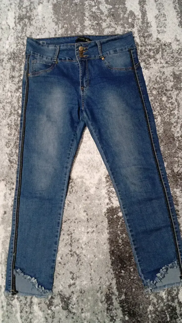 Jeans de mujer azul con detalles desgastados - 1