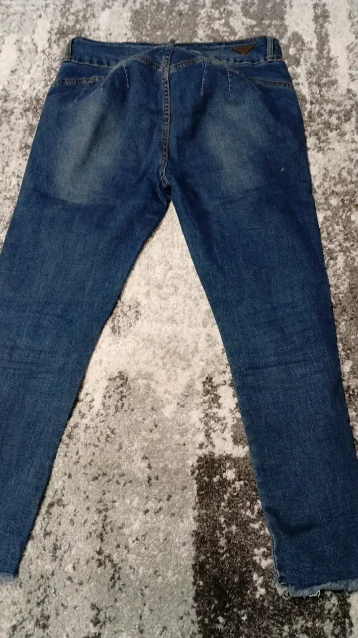 Jeans de mujer azul con detalles desgastados - 2