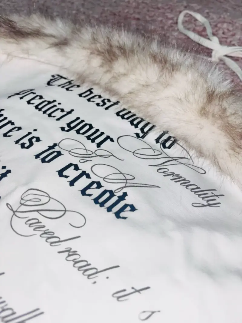 Top blanco con diseño de cruz y pelo sintético - 3