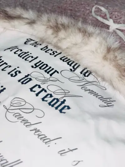 Top blanco con diseño de cruz y pelo sintético - miniatura 3