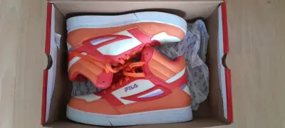 Zapatillas deportivas Fila naranjas y blancas - miniatura 1
