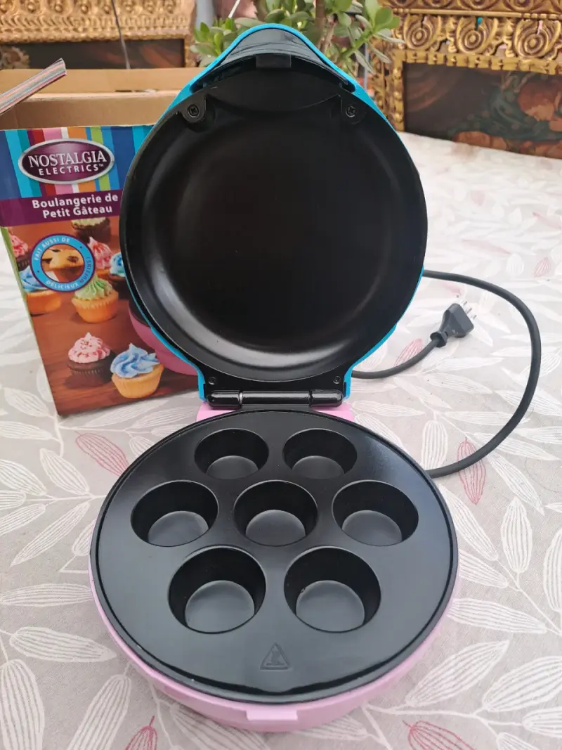 Máquina para hacer cupcakes Nostalgia Electrics azul - 2