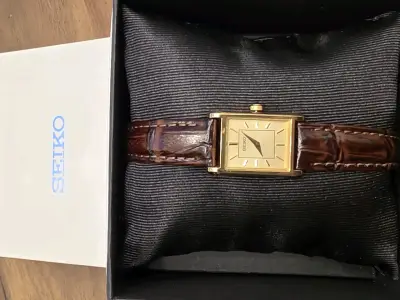 Reloj Seiko dorado con correa de cuero - miniatura 1