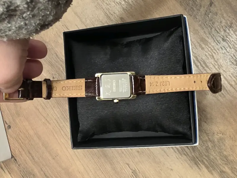 Reloj Seiko dorado con correa de cuero - 4