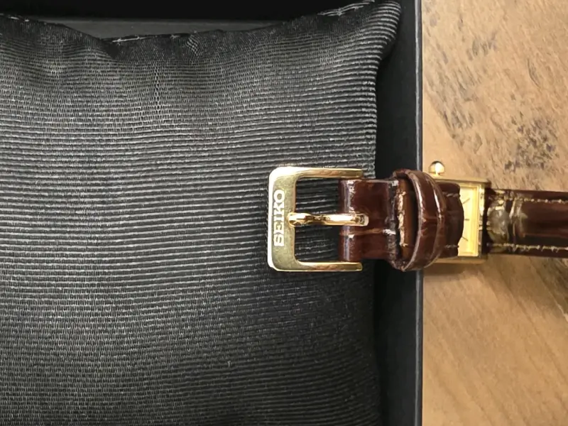 Reloj Seiko dorado con correa de cuero - 5