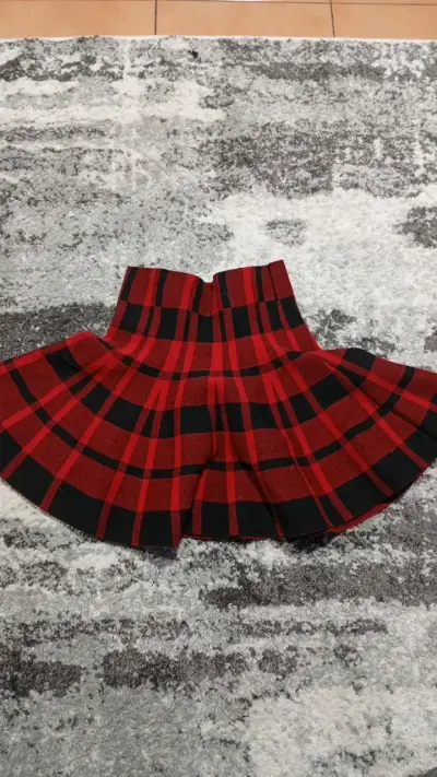 Falda escocesa roja y negra para mujer - miniatura 1