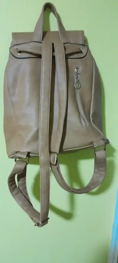 Mochila de cuero sintético beige - miniatura 1