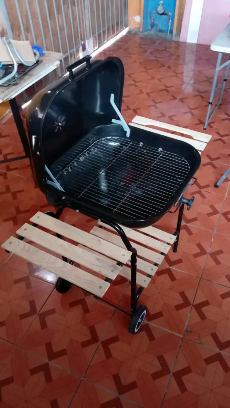 Parrilla portátil con ruedas y estantes de madera - 1