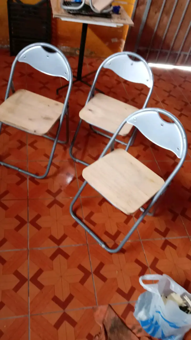 Parrilla portátil con ruedas y estantes de madera - 3