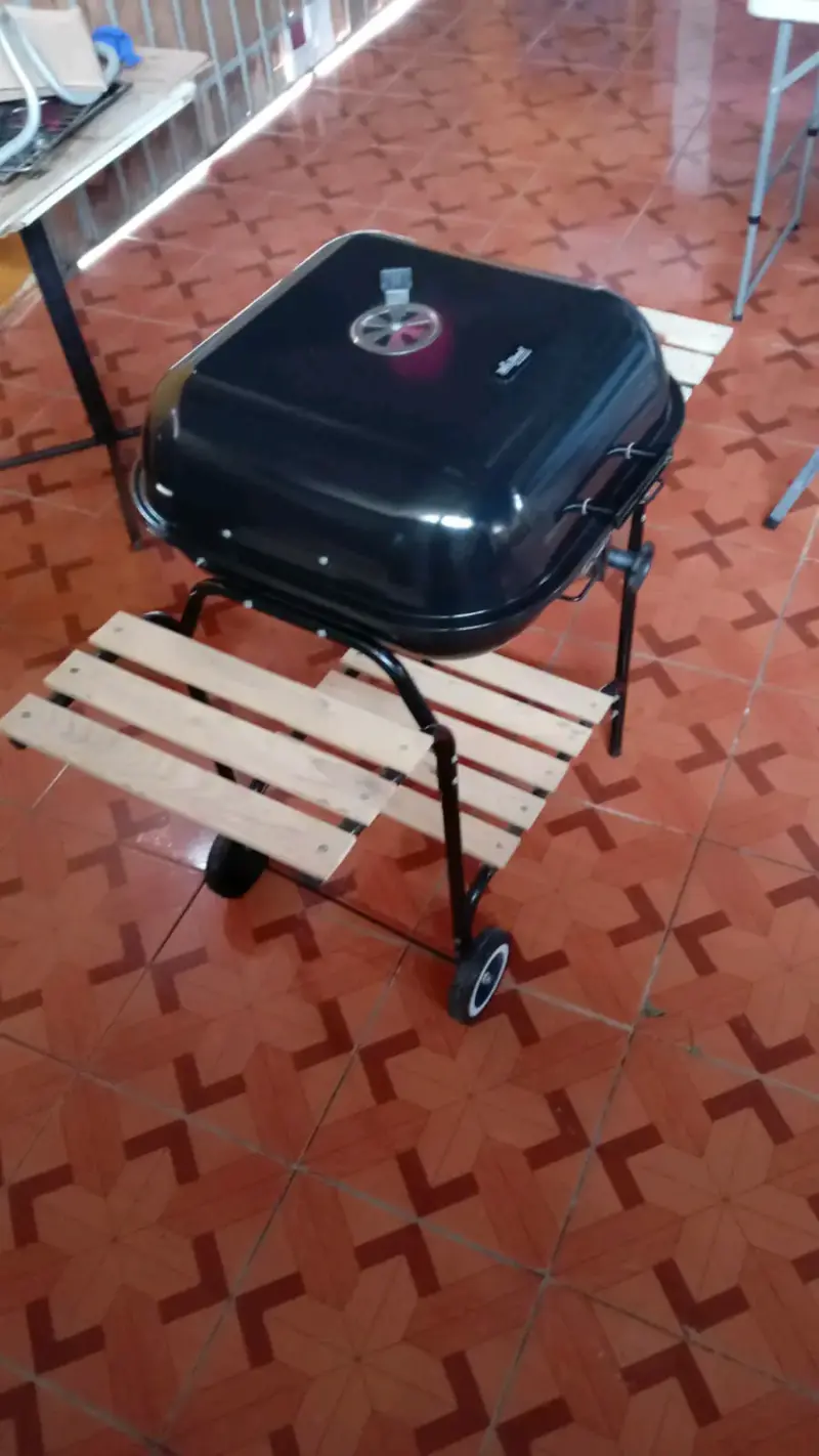 Parrilla portátil con ruedas y estantes de madera - 4