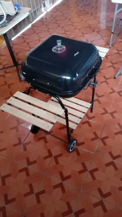 Parrilla portátil con ruedas y estantes de madera - miniatura 4