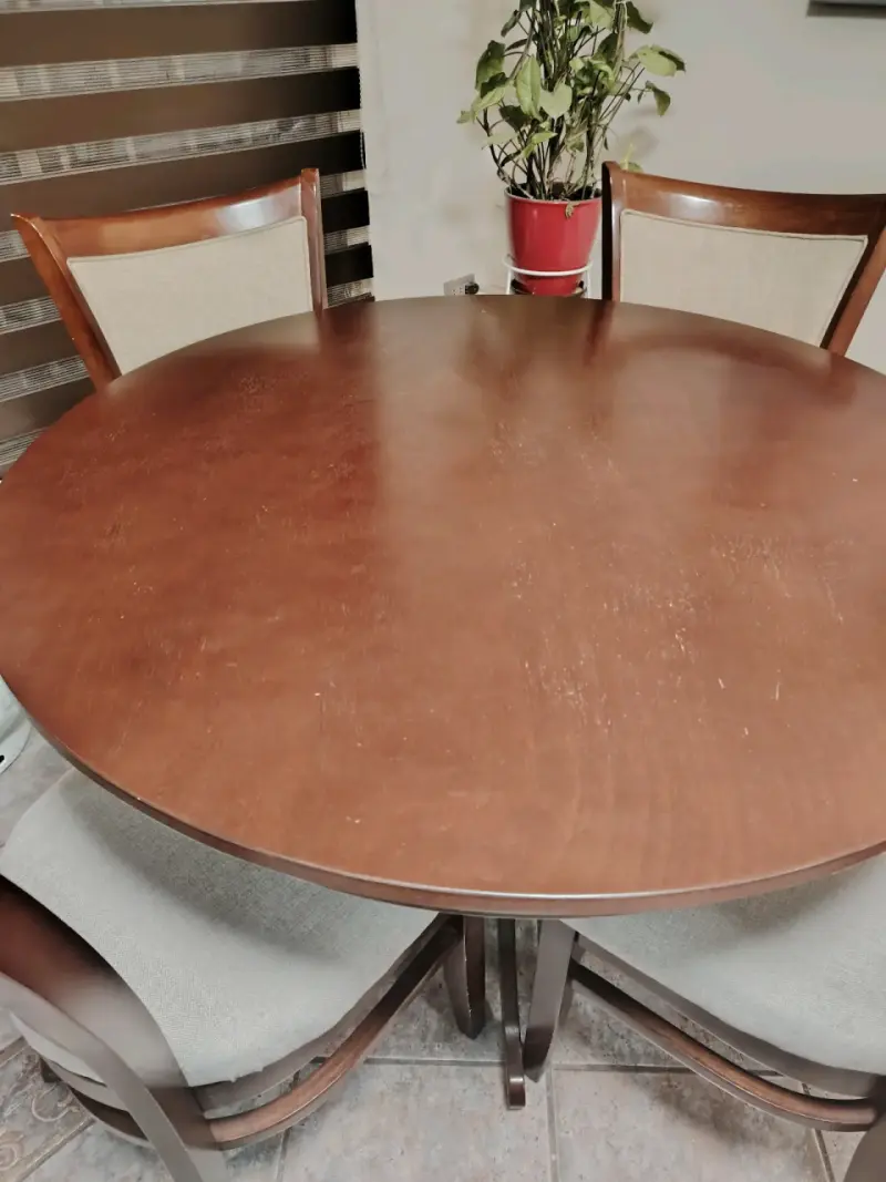 Mesa redonda de madera con 4 sillas