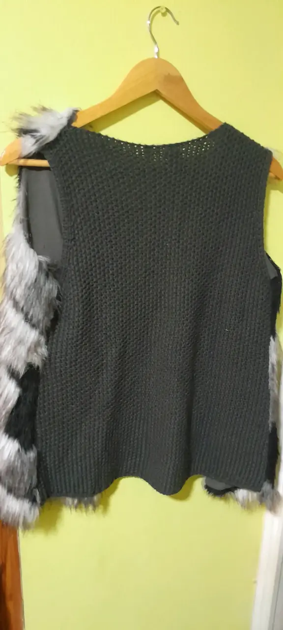 Chaleco peludo sin mangas gris y negro para mujer - 2