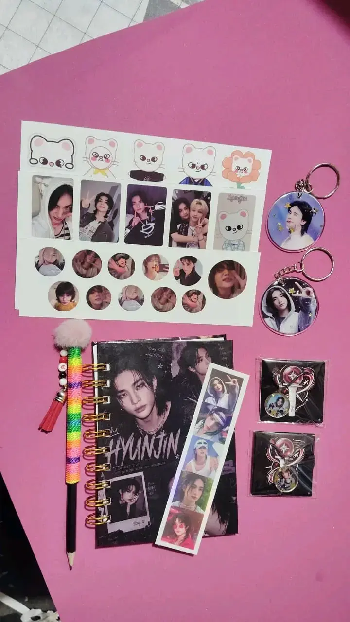 Set de papelería K-pop con cuaderno y llaveros - 1