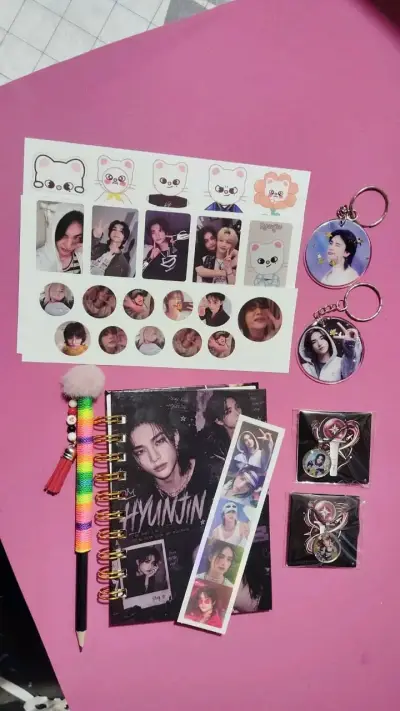 Set de papelería K-pop con cuaderno y llaveros - miniatura 1