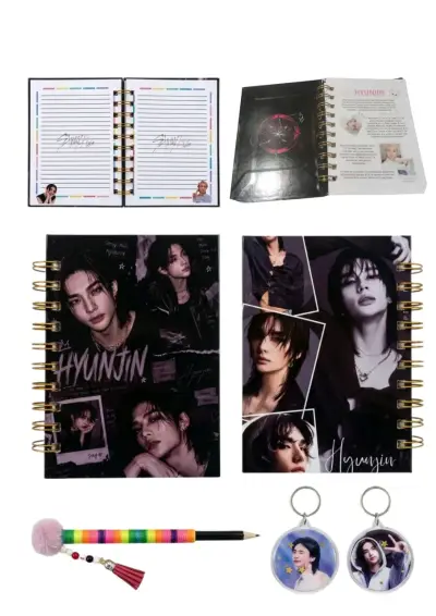 Set de papelería K-pop con cuaderno y llaveros - miniatura 2