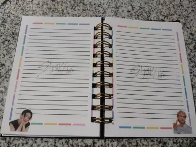 Set de papelería K-pop con cuaderno y llaveros - miniatura 3