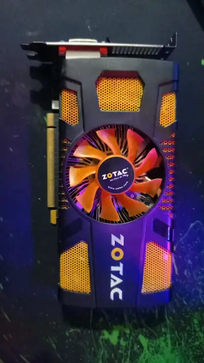 Tarjeta gráfica Zotac gtx 560ti 1gb gdrr5 - miniatura 1