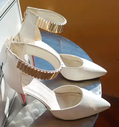 Zapatos de Tacón Blanco con Detalle Dorado - miniatura 1