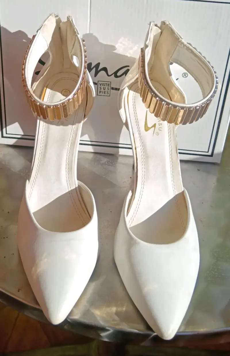 Zapatos de Tacón Blanco con Detalle Dorado - 3