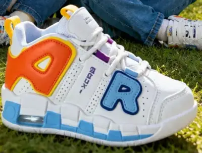 Zapatillas deportivas infantiles coloridas - miniatura 2