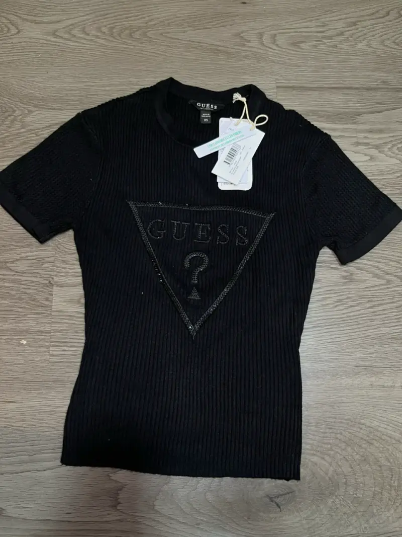 Polera negra Guess con logo brillante