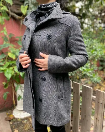 Abrigo de lana gris para mujer con capucha - miniatura 1