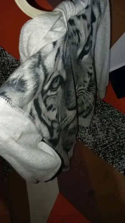 Polerón gris con diseño de tigre - miniatura 3