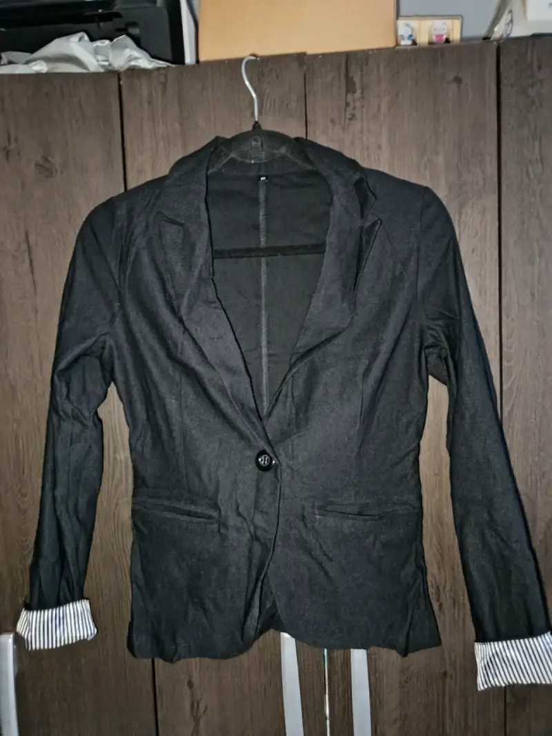 Blazer negro para mujer con puños a rayas