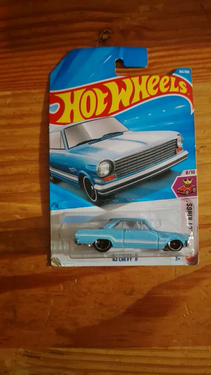 Hot Wheels '63 Chevy II azul en blister