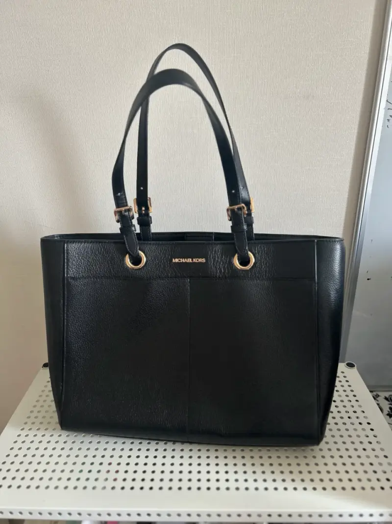Bolso de cuero negro Michael Kors elegante