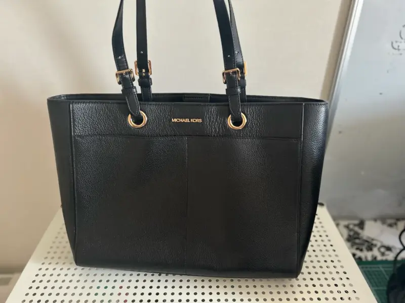 Bolso de cuero negro Michael Kors elegante - 2