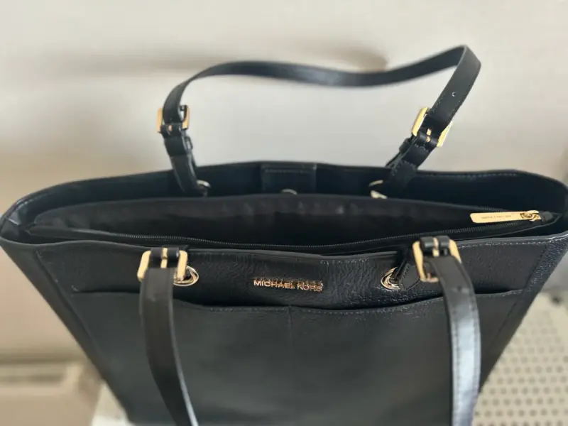 Bolso de cuero negro Michael Kors elegante - 4