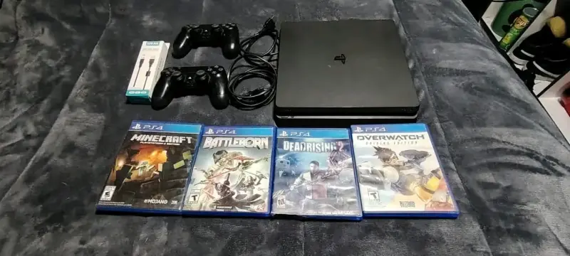 Consola PS4 con 4 juegos y 2 controles - 1