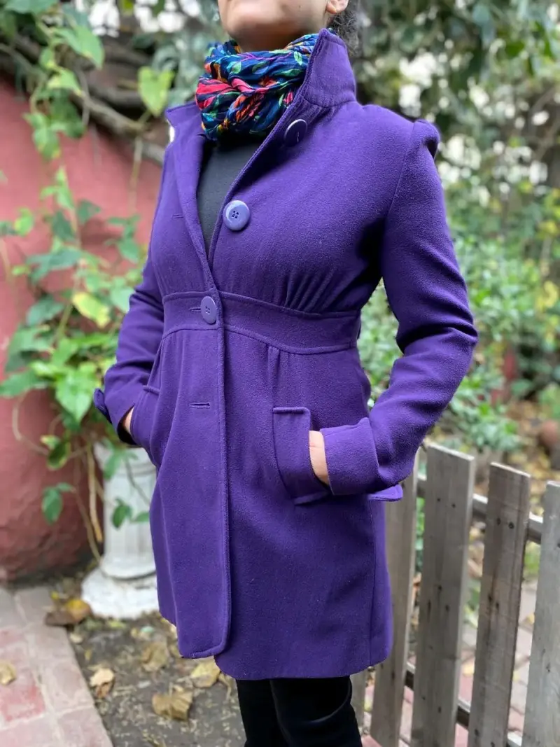 Abrigo morado de lana para mujer