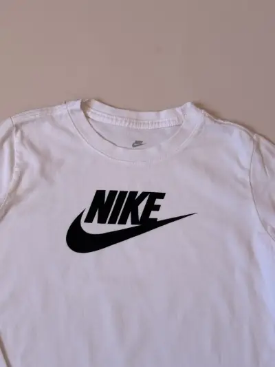 Polera Nike blanca de manga larga para niño - miniatura 2