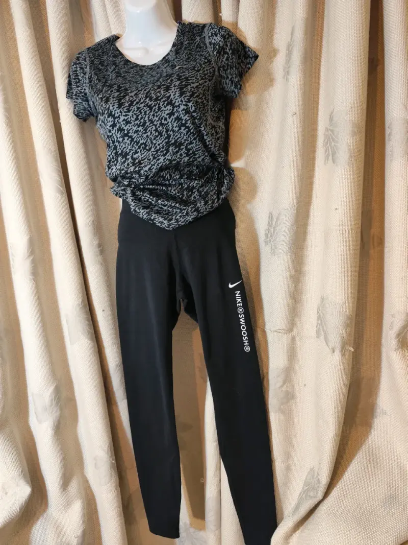 Conjunto deportivo mujer Nike negro y gris