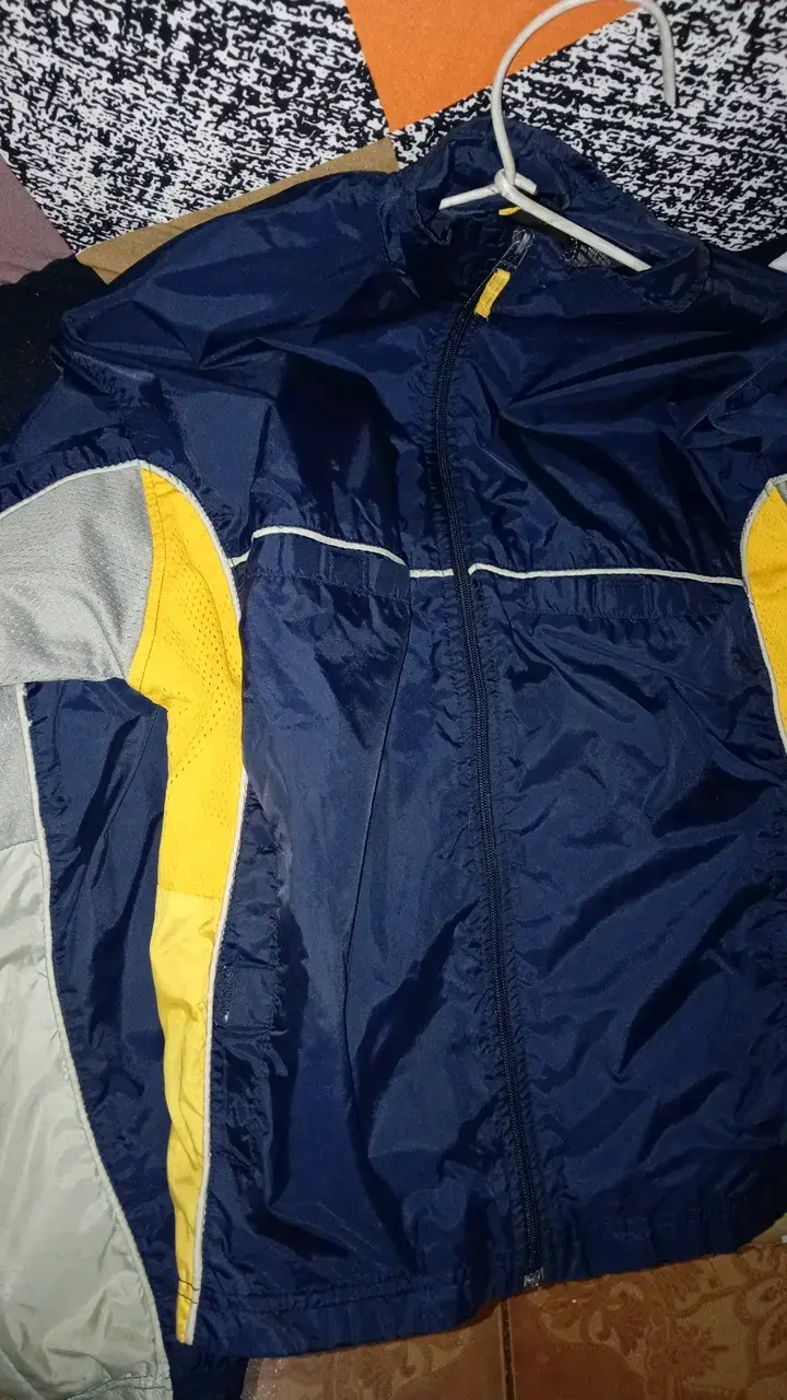 Chaqueta deportiva azul con detalles amarillos
