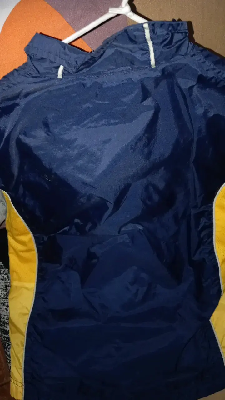 Chaqueta deportiva azul con detalles amarillos - 2
