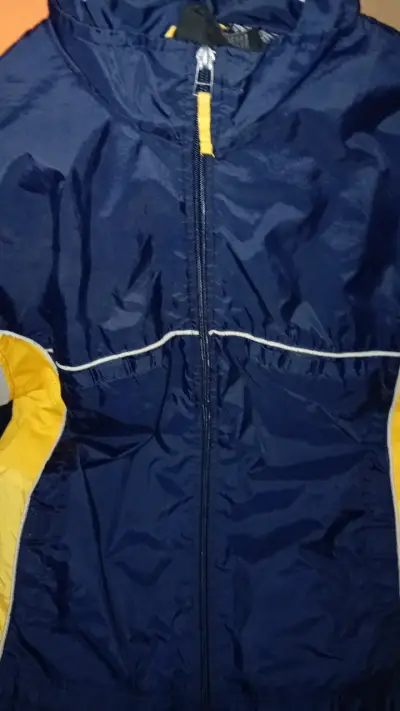 Chaqueta deportiva azul con detalles amarillos - miniatura 3