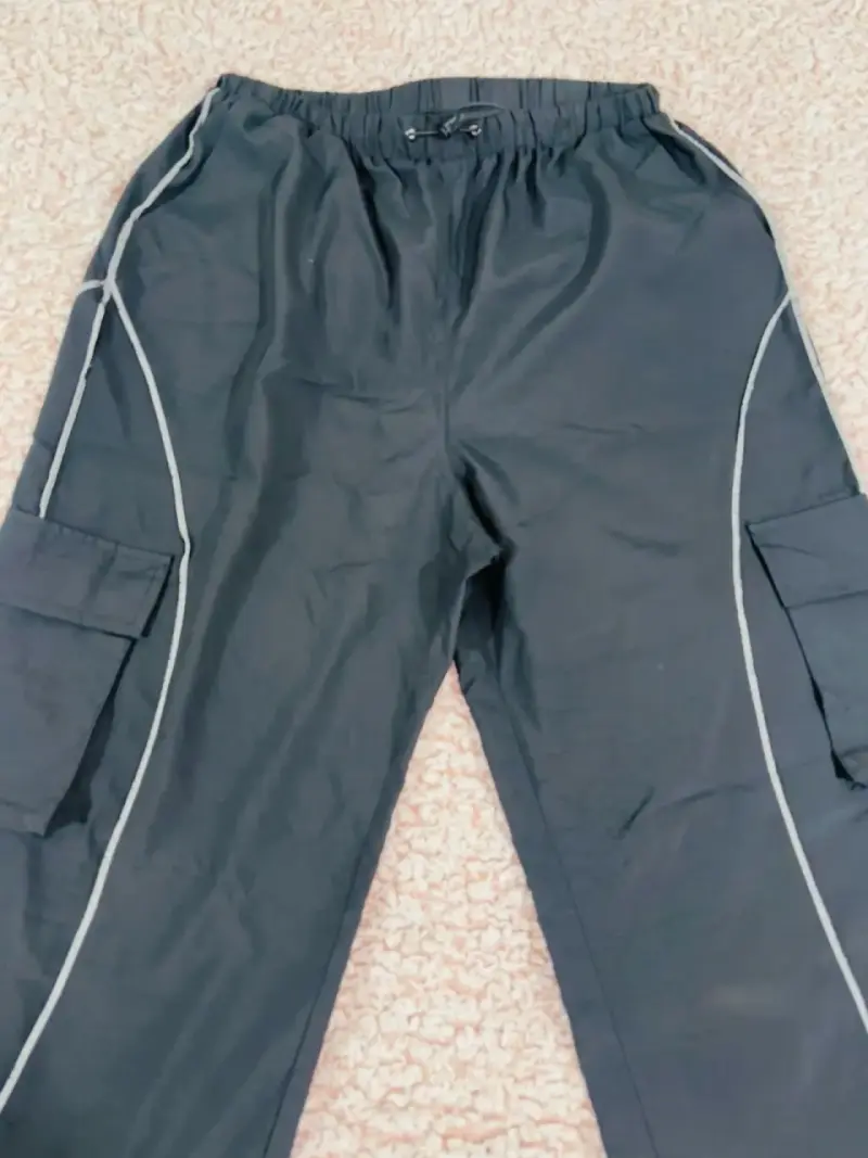 Pantalones deportivos negros con bolsillos laterales - 1