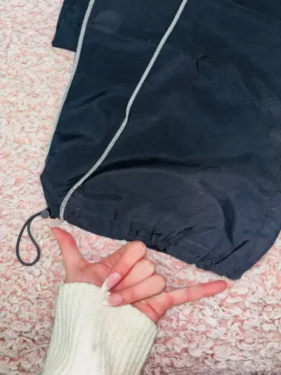Pantalones deportivos negros con bolsillos laterales - miniatura 2
