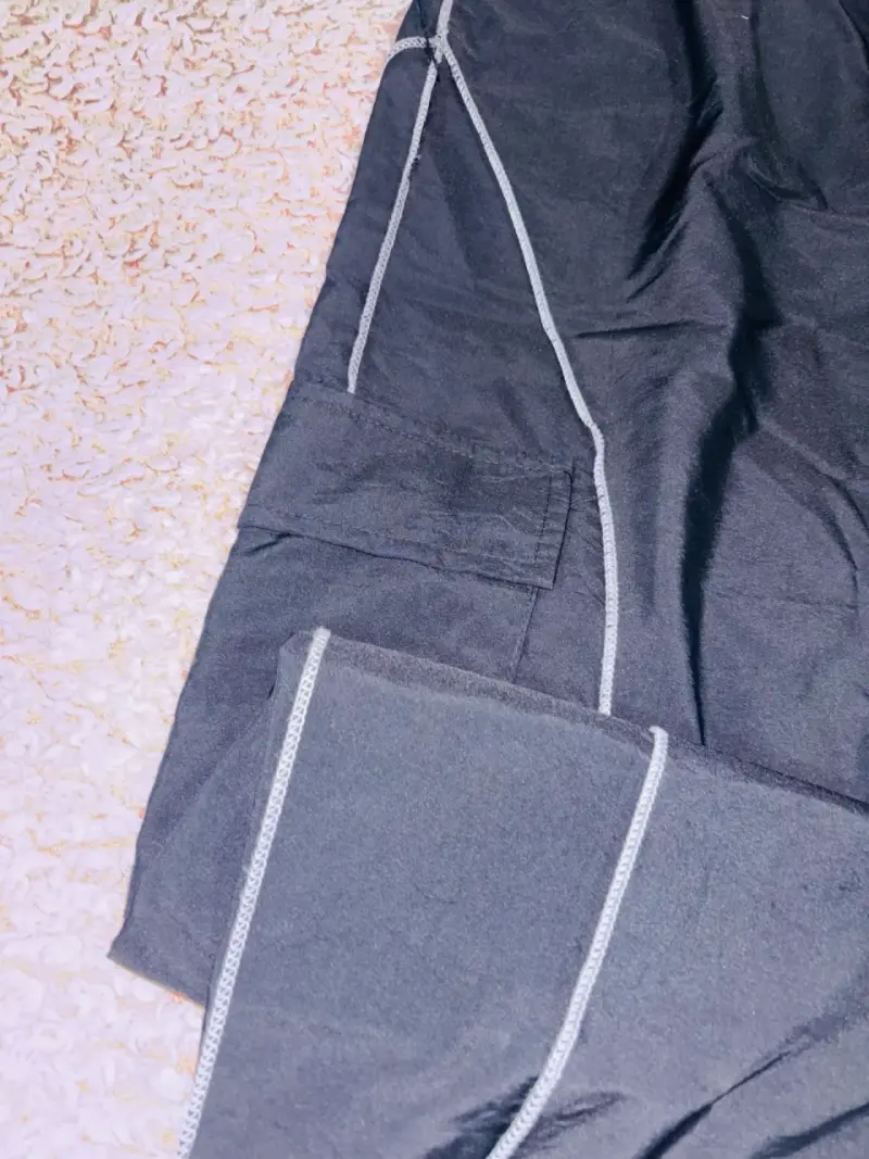 Pantalones deportivos negros con bolsillos laterales - 3