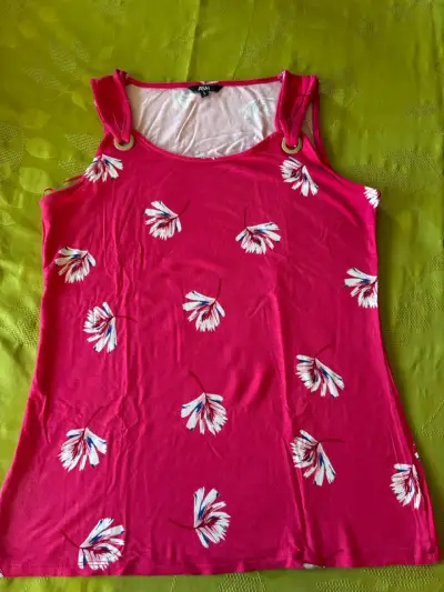 Polera sin mangas fucsia con estampado floral - miniatura 1