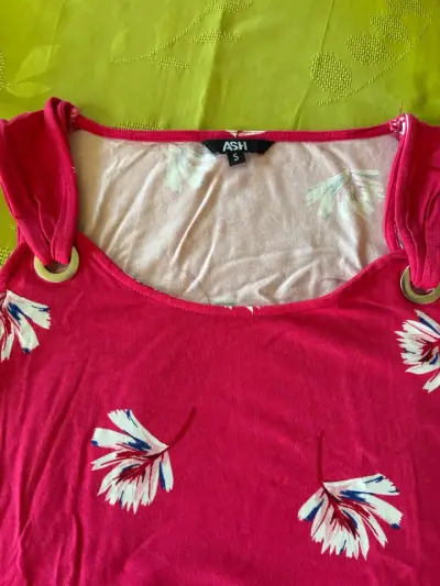 Polera sin mangas fucsia con estampado floral - miniatura 2